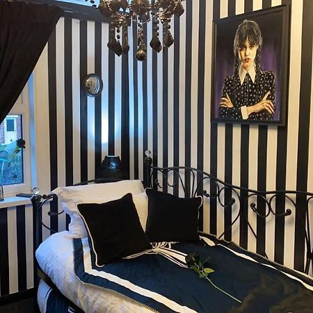 Wednesday'S Family Rooms York Bagian luar foto