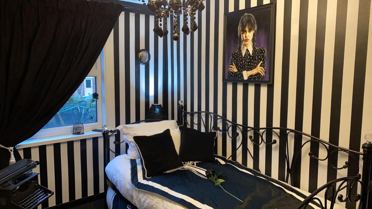 Wednesday'S Family Rooms York Bagian luar foto